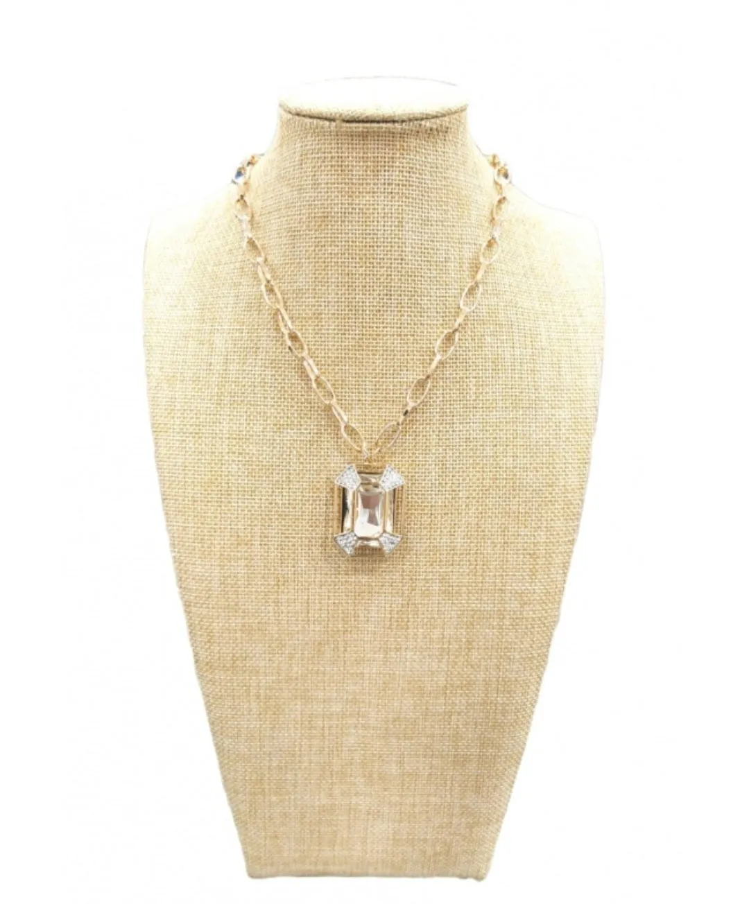 Chain and pendant  short necklace