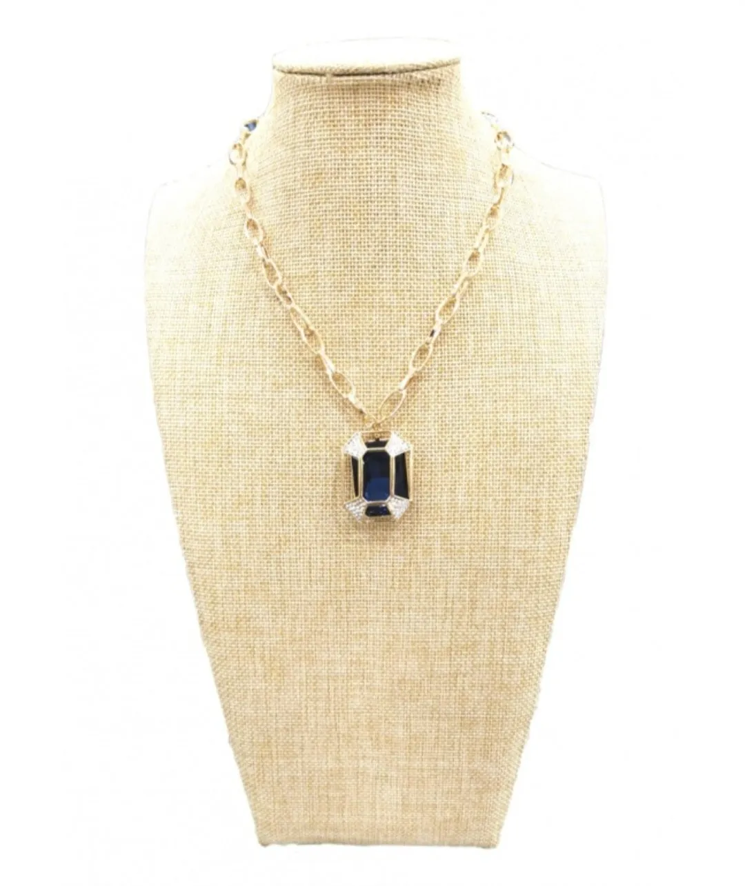 Chain and pendant  short necklace