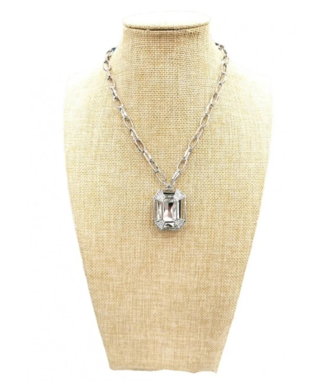 Chain and pendant  short necklace